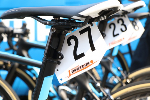 自転車操業様専売品 鉄道プレート チタン製ホルダーってホントですか？ 深遠なるプロチームのゼッケン